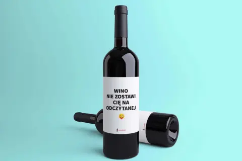 Butelka wina z zabawnym napisem "WINO NIE ZOSTawi CIĘ NA ODCZYTANEJ". Idealny prezent, gdy czujesz, że nie pasujesz do zespołu w pracy.