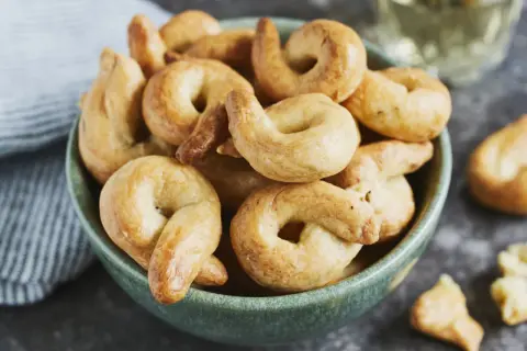 Schüssel mit knusprigen Taralli, perfekt für ein einfaches Taralli Rezept.