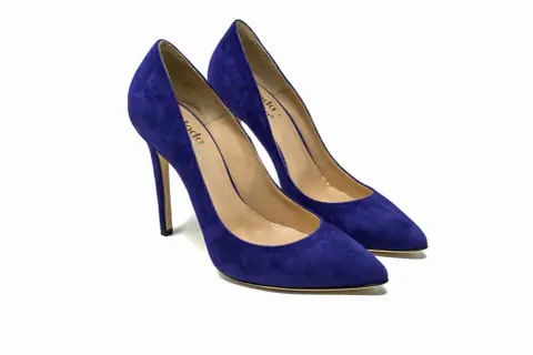 Scarpe con tacco alto viola in camoscio, perfette da abbinare a un vestito viola per un look elegante.