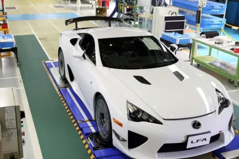 Biały Lexus LFA na linii produkcyjnej. Cena tego cacka jest astronomiczna, ale czy warto?