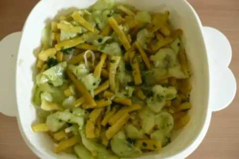 Frischer Bohnen Gurken Salat mit Kräutern in einer weißen Schüssel.