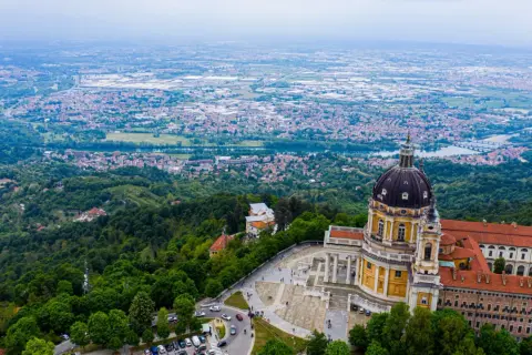 Bazylika Superga góruje nad Turynem. Warto zobaczyć to wspaniałe miejsce, skąd rozpościera się panorama miasta i Alp.