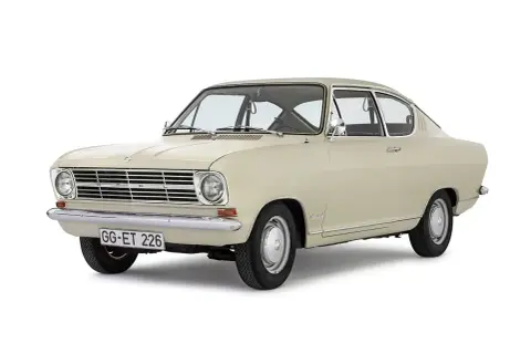 Jasny beżowy Opel Kadett z lat 60. z chromowanymi detalami i tablicą rejestracyjną GG-ET 226.