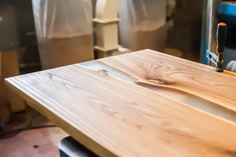 Tavolo in legno con resina bianca, un perfetto abbinamento colori con legno naturale. La venatura del legno crea un disegno unico.