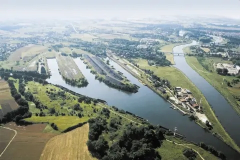 Widok z lotu ptaka na port rzeczny i kanały w Kędzierzynie-Koźlu. Widoczne barki, hałdy węgla i tereny przemysłowe. To jedne z kędzierzyn koźle atrakcje.
