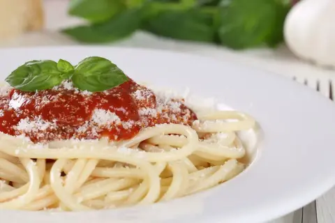 Spaghetti Napoli: Klasyczny przepis w 30 minut idealny sos!