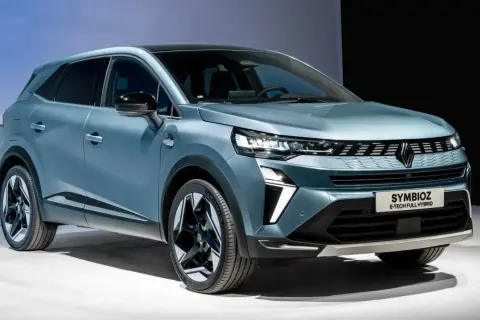 Nowoczesny, błękitny samochód koncepcyjny Renault Symbioz E-Tech Full Hybrid, prezentujący innowacyjną symbiozę technologii i designu.