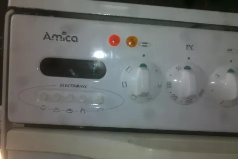 Panel sterowania piekarnika Amica Super Line z wyświetlaczem elektronicznym, pokrętłami temperatury i ikonami funkcji.