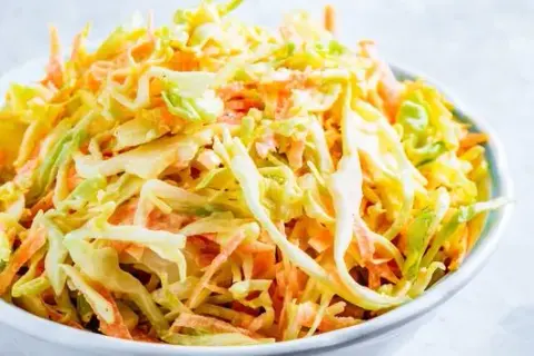 Jak zrobić surówkę z białej kapusty jak z restauracji? Proste!