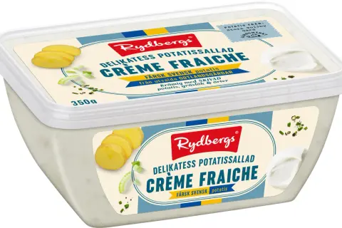 Rydbergs krämiga potatissallad med crème fraiche, skivad potatis, gräslök och örter. Enkel att servera till sommarmaten.