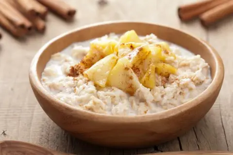 Pyszna owsianka z jabłkami i cynamonem, idealna na śniadanie. Ta dieta owsiankowa to pyszny początek dnia.