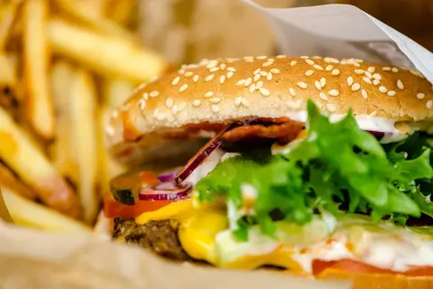 Pyszny burger wołowy z Lidla, idealny do usmażenia w domu. Zobacz, jak łatwo go przygotować!