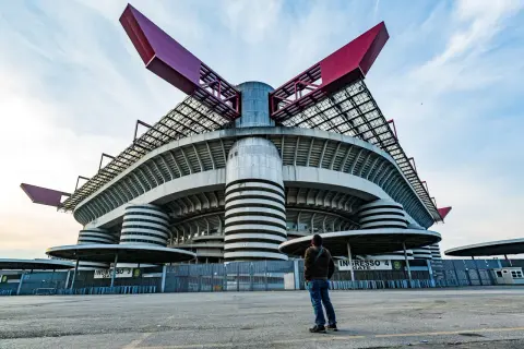 Mężczyzna podziwia imponujący stadion Interu Mediolan, znany jako San Siro.
