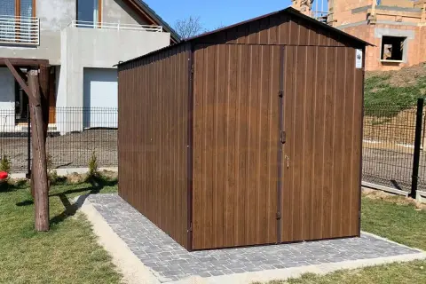 Solidne podłoże pod domek narzędziowy z kostki brukowej, gotowe na nowe przechowywanie.
