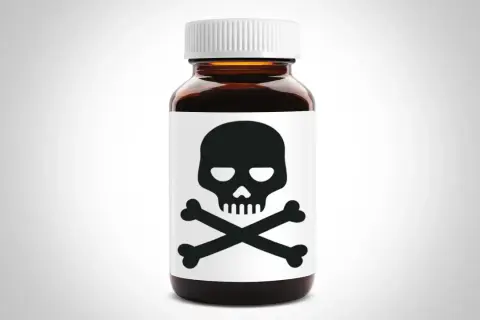 Brun medicinflaska med dödskallesymbol. Kan orsaka hallucinationer av medicin.