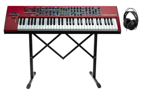 Rotes Nord Wave 2 Keyboard auf einem schwarzen Ständer, daneben Kopfhörer.