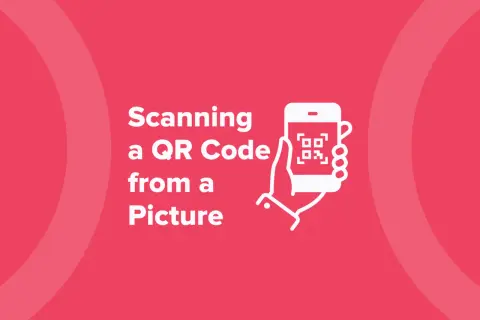 Jak użyć kodu QR ze zdjęcia? Ilustracja pokazuje dłoń trzymającą smartfon z ikoną kodu QR.