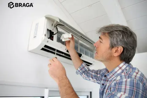 Tecnico installa climatizzatore. Scopri il costo installazione climatizzatore con Braga.