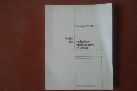 Guide des recherches généalogiques en Alsace par Christian Wolff, un outil précieux pour explorer les archives du Bas-Rhin numérisées.