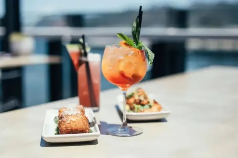 Orzeźwiający Aperol Spritz z miętą i pomarańczą, idealny do przekąsek. Zastanawiasz się, jakie prosecco do Aperola? Wybierz wytrawne!