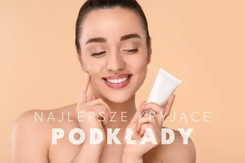 Krok po kroku makijaż z podkładem. Kobieta aplikuje podkład na policzek, trzymając tubkę kosmetyku.