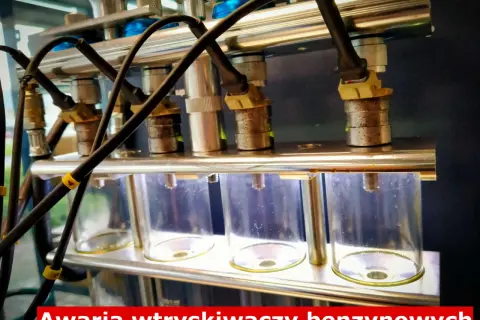 Urządzenie do testowania wtryskiwaczy benzynowych. Widać przewody paliwowe i menzurki do pomiaru.