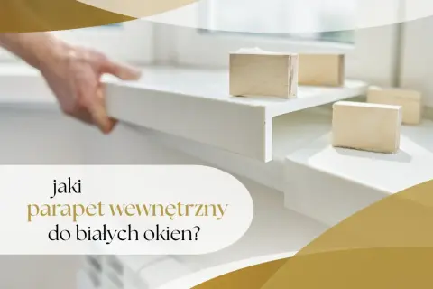 Dłoń montuje biały parapet wewnętrzny do białych okien. Drewniane klocki podtrzymują element.