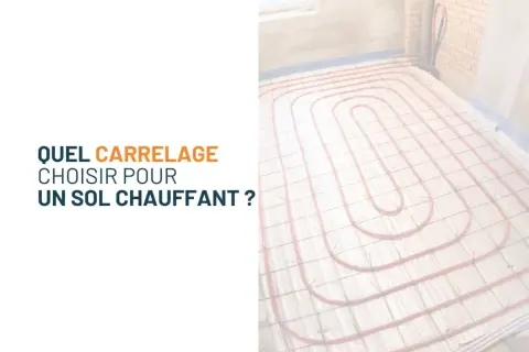 Préparation d'un sol chauffant avant pose de carrelage. Le réseau de tubes roses est prêt à être recouvert.
