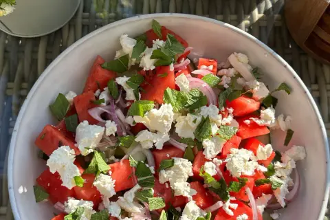 En härlig sommarsallad med saftig vattenmelon, krämig fetaost och färsk mynta. Perfekt för en varm dag!