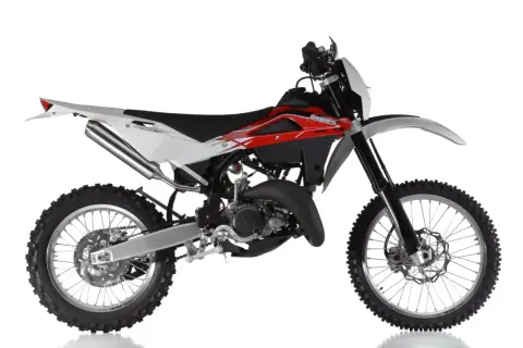 Husqvarna WR 125 dane techniczne: lekki motocykl crossowy z czerwono-białym malowaniem, gotowy do akcji.
