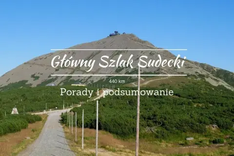 Główny Szlak Sudecki, 440 km. Górska droga prowadzi ku szczytowi Śnieżki, otoczonemu niską roślinnością.