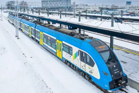 Nowy, niebiesko-biały pociąg Elf na stacji Pyzowice Lotnisko. Idealny transport na lotnisko w zimowy dzień.