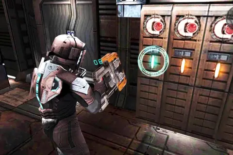 Gracz w skafandrze z bronią w ręku, w mrocznym korytarzu statku kosmicznego. Widok z gry dead space mobile.