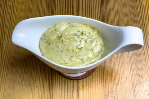 Krämig bearnaisesås i vit såssnip, redo att serveras. Ett klassiskt bearnaisesås recept som passar till det mesta.