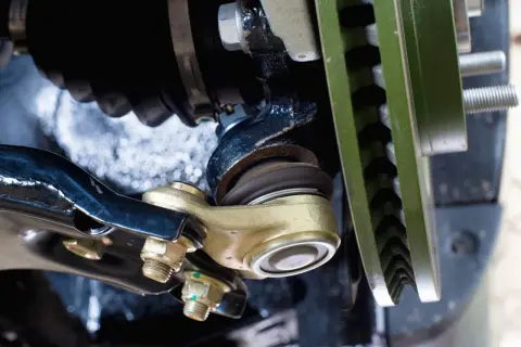 Gros plan sur une rotule de direction neuve, prête à être installée. Le prix du changement de rotule de direction est une préoccupation courante pour les automobilistes.