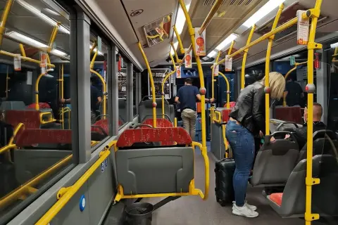 Wnętrze autobusu w Zadarze. Pasażerowie z bagażami korzystają z zadarskiej komunikacji miejskiej.