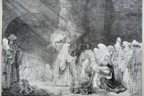 Rembrandt Zeichnungen: Eine Szene mit vielen Figuren, die sich um eine kniende Frau und ein Kind versammeln. Ein Lichtstrahl fällt von oben herab.