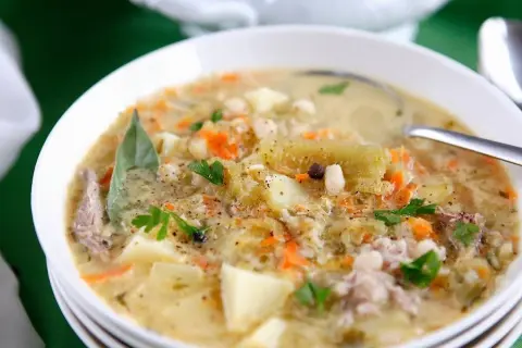 Idealna zupa ogórkowa? Dodaj ogórki, gdy ziemniaki są miękkie!