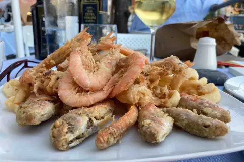 Fritto misto di mare, un'esplosione di sapori liguri, perfetto per una cena nei ristoranti di Santa Margherita Ligure.