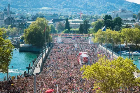 Folla immensa al festival zurigo, un fiume di persone celebra la Street Parade.