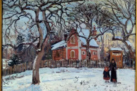 Zimowy krajobraz z czerwoną chatką i dwiema postaciami na śniegu. Jedno z dzieł Camille Pissarro.