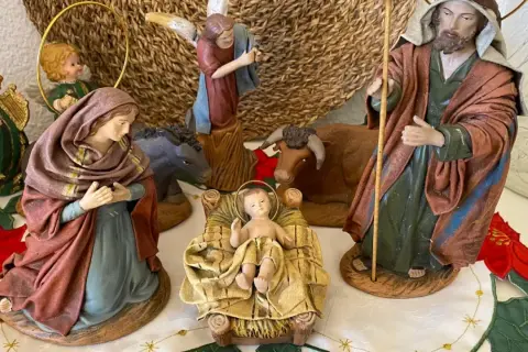 Escena del nacimiento de Jesús con María, José, ángeles, buey y burro.