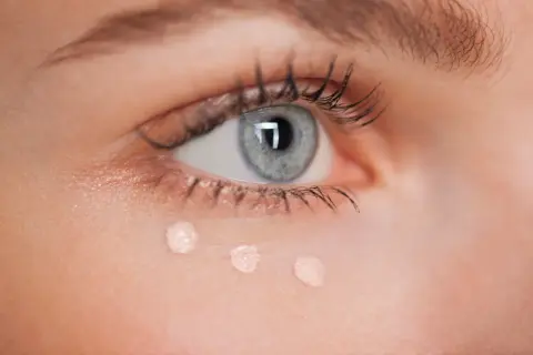 Korektor Maybelline z gąbeczką nie działa? To nie wada! Aktywuj go!