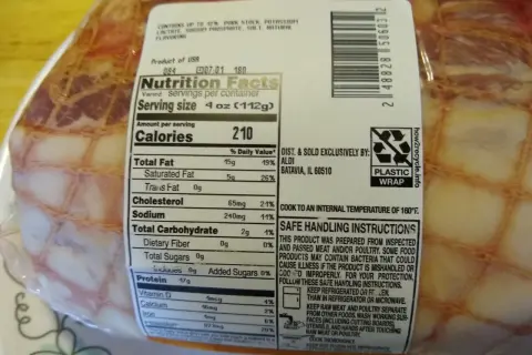 Łopatka wieprzowa: 210 kcal na porcję (112g). Etykieta zawiera informacje o wartościach odżywczych i instrukcje bezpiecznego obchodzenia się z produktem.