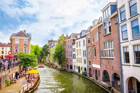 Utrecht geheimtipps: malerische Grachten mit Cafés und Booten, umgeben von historischen Häusern.