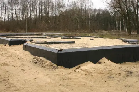 Jak położyć folię na fundament, aby uniknąć problemów z wilgocią