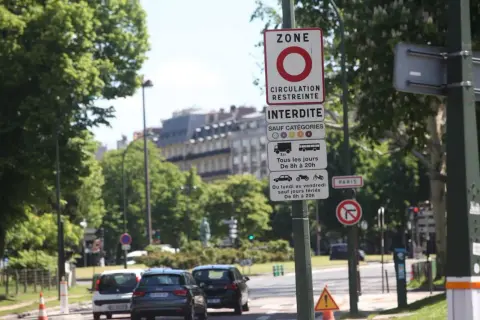 Panneau de zone à circulation restreinte à Paris, signalant une interdiction pour certains véhicules, notamment les anciens diesels.