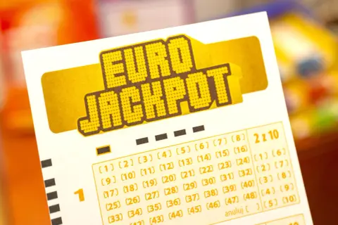 Kupon Eurojackpot z numerami. Pamiętaj, dlaczego po wygranej w eurojackpot nie wolno od razu rzucać pracy – lepiej poczekać na wypłatę i poradę finansową.