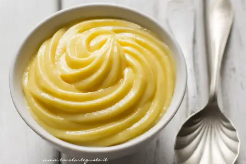 Una ciotola di cremosa crema pasticcera, liscia e invitante, pronta per essere gustata.