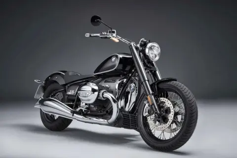 Elegancki, czarny motocykl BMW R 1800 z chromowanymi elementami, gotowy na podróż.
